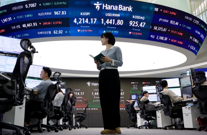 2025년 국내 증시 폐장일인 30일 오후 서울 중구 하나은행 본점 딜링룸 전광판에 증시 종가가 표시되고 있다. 2025.12.30 (ⓒ뉴스1, 무단 전재-재배포 금지)