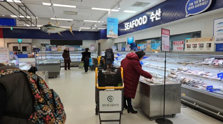 아침 개장 시간에 맞춰 들어오는 고객들