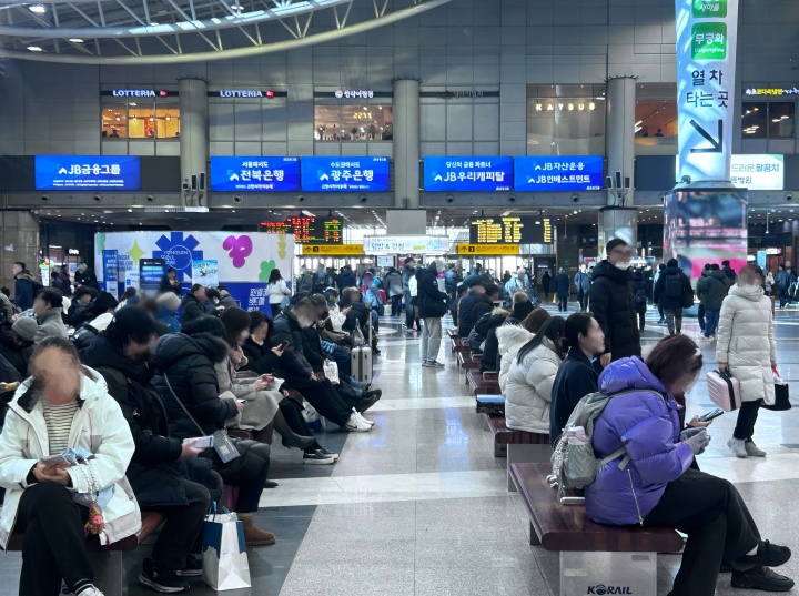 용산역에서 기차 탑승을 기다리고 있는 시민들의 모습.