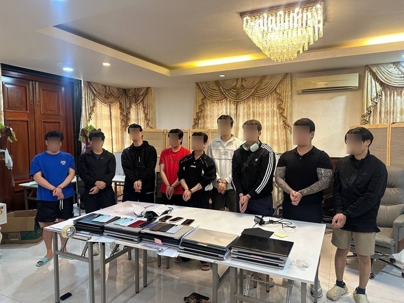 피의자들이 사무실에서 체포된 장면. 청와대 제공