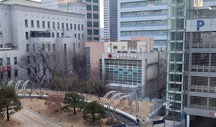 교통이 편해도 아프신 어르신이 병원까지 가는 건 쉽지 않을 수 있다.