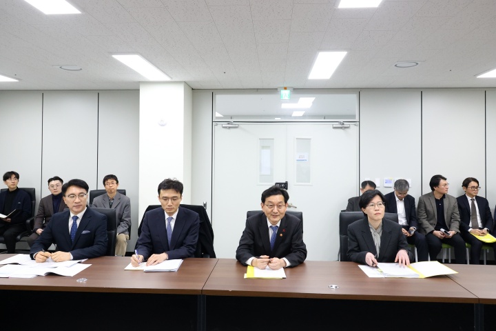 윤창렬 국무조정실장(오른쪽 두번째)이 12일 서울 종로구 정부서울청사 창성동 별관에서 열린 공소청법안 및 중수청법안 입법예고 관련 기자간담회에서 발언을 하고 있다. (총리실 제공. 재판매 및 DB 금지) 2026.1.12. (ⓒ뉴스1, 무단 전재-재배포 금지)