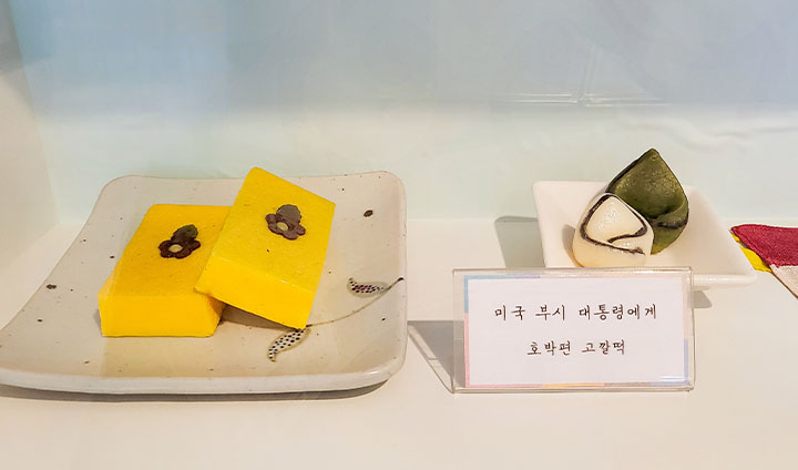 자극적인 음식이 늘어가는 와중에, 우리 떡의 고운 색이 왠지 정겹고 예뻐보인다.