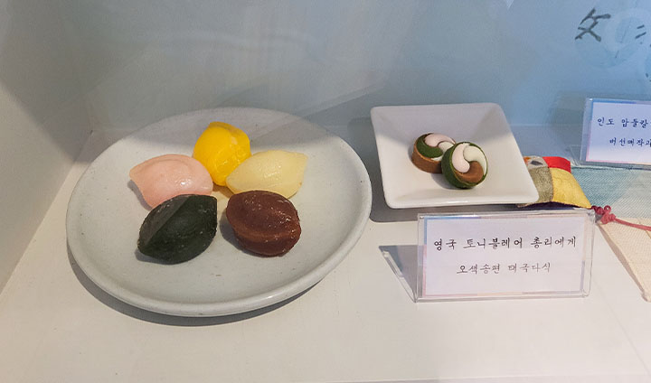 입구에 들어서자마자부터 오색 떡 모형이 예쁘게 진열되어 있었다.