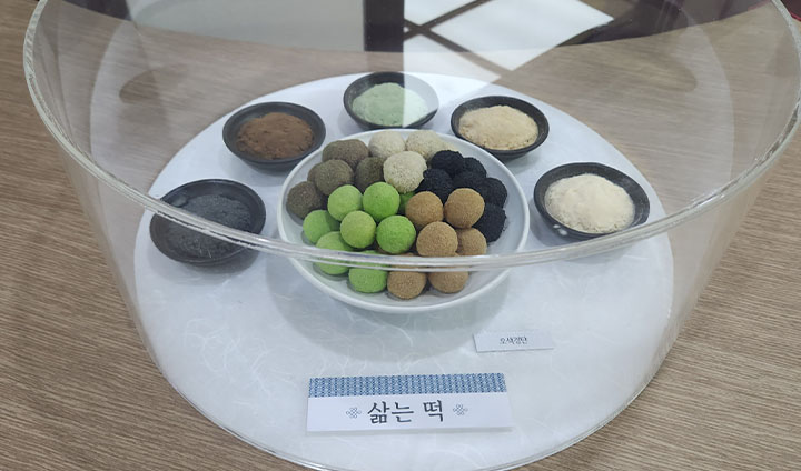 사진 속 오색 경단은 '삶는 떡'이다. 똑같이 달고 맛있는 떡인데도, 떡 마다 제각기 다른 방식으로 제작된다는 사실에서 새삼 특색이 느껴졌다.
