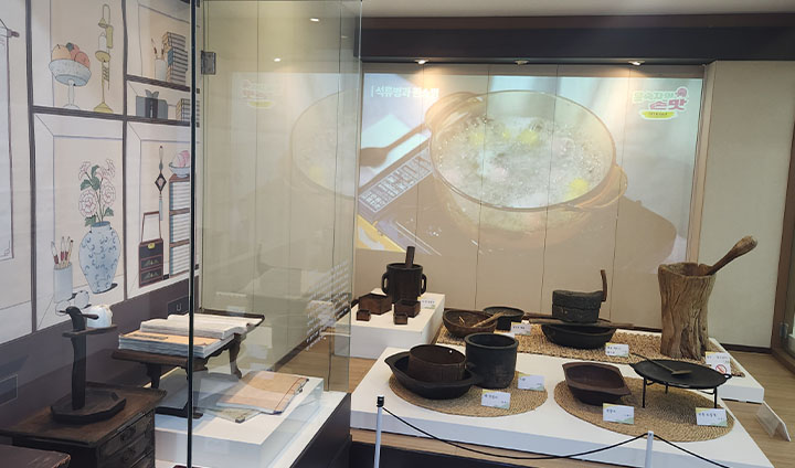 3층 체험관에서는 본격적으로 떡 만드는 법을 소개하고 있었다. 먼저 살펴본 구역은 조리서 속 떡의 모습들이었다.