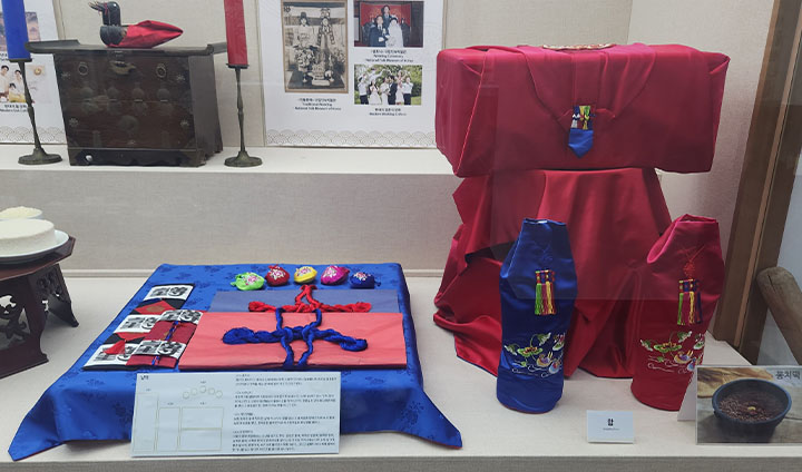 전통 혼례를 위한 납채와 함. 전시장에는 떡과 더불어, 떡이 쓰였던 당시의 전통 요소가 곳곳에 함께 소개되어 있다.