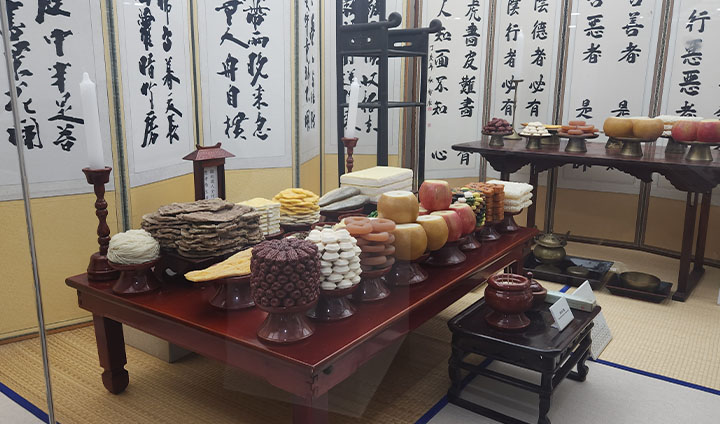 우리 차례 상에는 어떤 떡이 쓰이는지, 통과의례의 시기 별로 떡의 쓰임을 알아보았다.