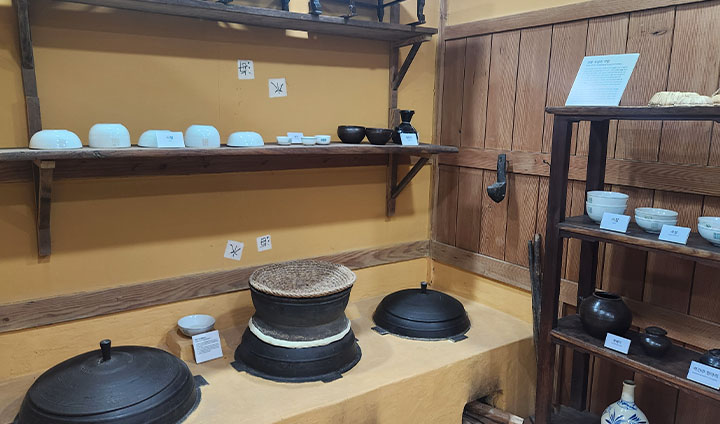 떡을 만들고 음식을 덥히던 우리 부엌의 모습은 그릇까지 고스란히 전시되어 있었다.