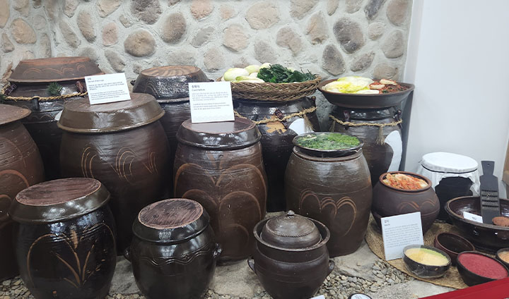 떡과 재료를 담았던 장독의 모형. 떡 박물관의 곳곳에는 이런 전통 부엌의 흔적이 고스란히 녹아 있다.
