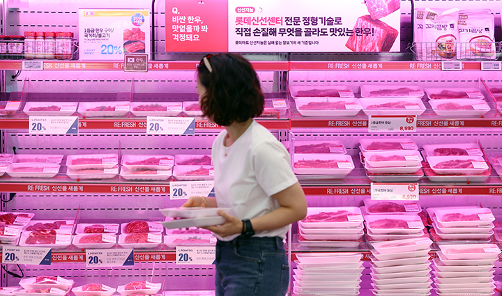 4일 서울 시내의 한 대형마트를 찾은 고객이 정육 코너를 살펴보고 있다. 2025.6.4 (사진=저작권자(c) 연합뉴스, 무단 전재-재배포 금지)