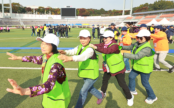 31일 서울 용산구 효창운동장에서 열린 '제25회 대한노인회 서울시연합회 시니어 올림픽'에서 어르신들이 기차놀이를 하고 있다. 2025.10.31 (사진=저작권자(c) 연합뉴스, 무단 전재-재배포 금지)