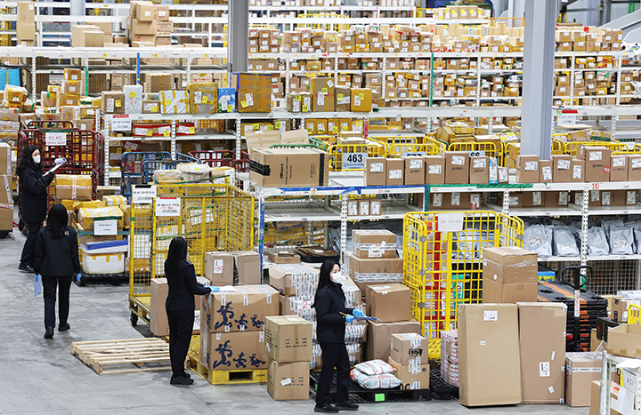 20일 인천시 중구 인천공항본부세관 특송물류센터에 직구 물품들이 쌓여있다. 2025.11.20 (사진=저작권자(c) 연합뉴스, 무단 전재-재배포 금지)