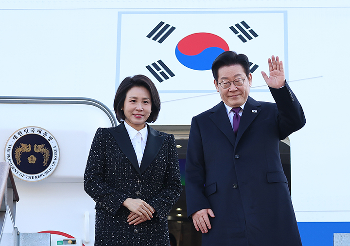 한일 정상회담을 위해 일본 나라현을 방문하는 이재명 대통령과 김혜경 여사가 13일 성남 서울공항 공군 1호기에서 환송객에게 인사하고 있다.(사진=저작권자(c) 연합뉴스, 무단 전재-재배포 금지)