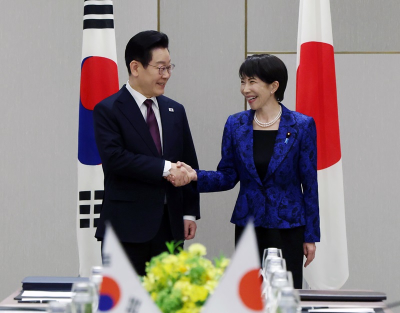 이재명 대통령과 다카이치 사나에 일본 총리가 13일 일본 나라현 정상회담장에서 확대 회담에 앞서 악수하고 있다. 2026.1.13(사진=저작권자(c) 연합뉴스, 무단 전재-재배포 금지)