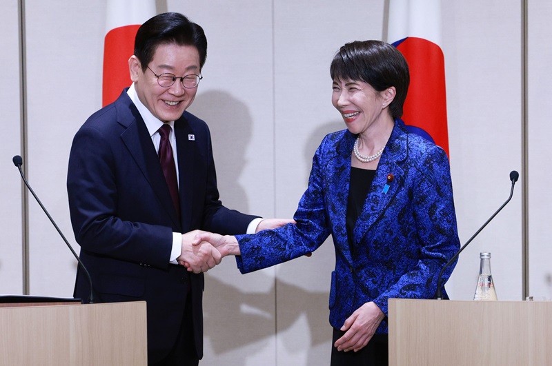 이재명 대통령과 다카이치 사나에 일본 총리가 13일 일본 나라현 정상회담장에서 공동언론발표 후 악수를 하고 있다. 2026.1.13(사진=저작권자(c) 연합뉴스, 무단 전재-재배포 금지)