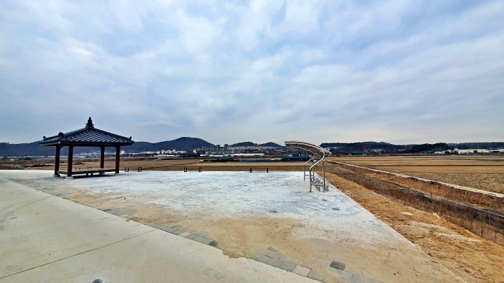 공릉천을 따라 조성된 자전거 쉼터는 이용자들이 잠시 쉬어갈 수 있는 자리다