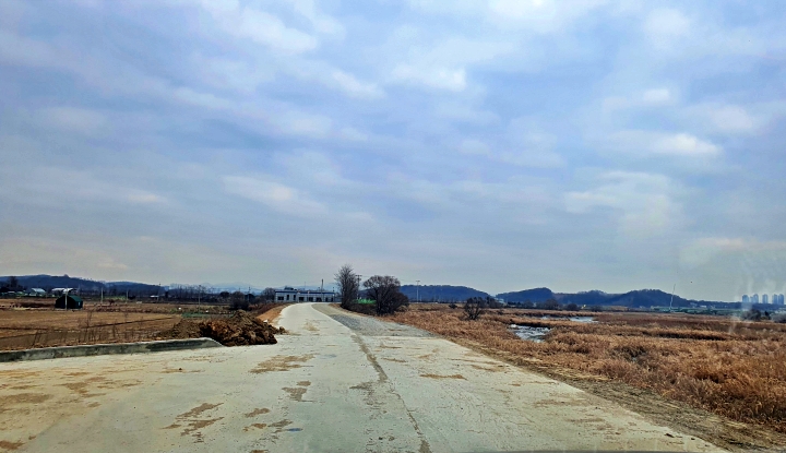 집중호우에 대비해 공릉천 제방과 하천 가장자리가 보강&middot;정비됐다.