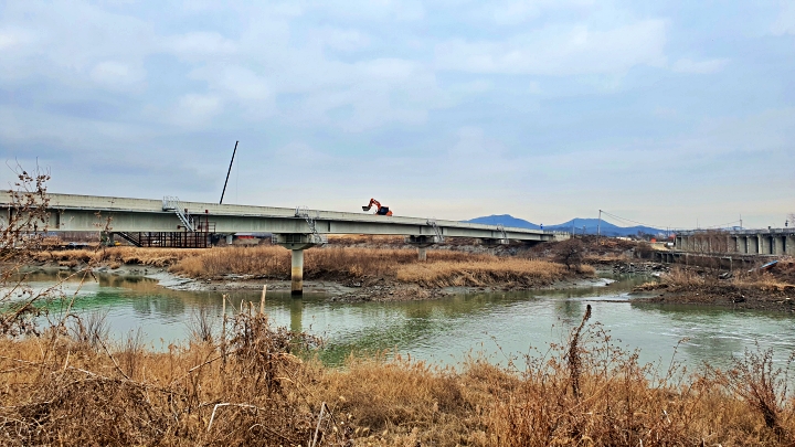 영천교 주변에서는 물길과 사람길을 함께 고려한 정비 결과를 확인할 수 있었다.