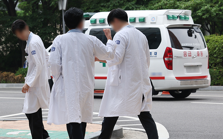 27일 서울 시내 한 대학병원에서 의료진이 이동하고 있다. 2025.6.27 (사진=저작권자(c) 연합뉴스, 무단 전재-재배포 금지)