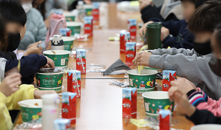 지난해 12월 5일 대구 한 초등학교 급식실에서 학생들이 대체식으로 도시락을 먹고 있다. 사진은 기사 내용과 무관함.2025.12.5.(사진=저작권자(c) 연합뉴스, 무단 전재-재배포 금지)