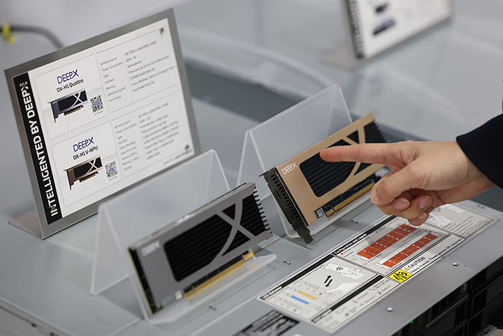 CES 개막일인 지난 6일(현지시간) 미국 네바다주 라스베이거스 컨벤션센터(LVCC)에 한국 AI반도체 기업 딥엑스의 NPU가 전시돼 있다.(사진=저작권자(c) 연합뉴스, 무단 전재-재배포 금지)