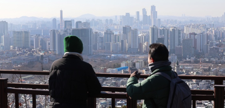 지난 8일 서울 남산 전망대를 찾은 시민들이 아파트가 빼곡한 풍경을 바라보고 있다. 2026.1.8. (ⓒ연합뉴스, 무단 전재-재배포 금지)