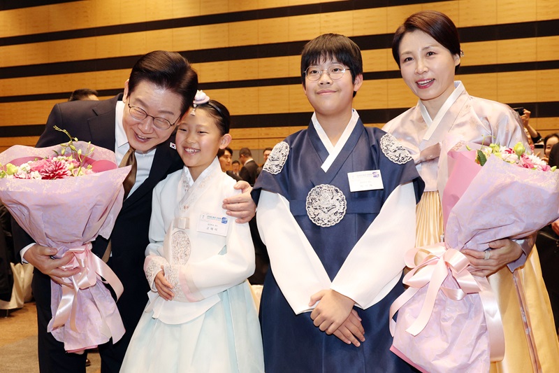 이재명 대통령과 김혜경 여사가 14일 일본 나라현의 한 호텔에서 열린 간사이 동포 간담회에서 화동과 기념촬영을 하고 있다. 2026.1.14(사진=저작권자(c) 연합뉴스, 무단 전재-재배포 금지)