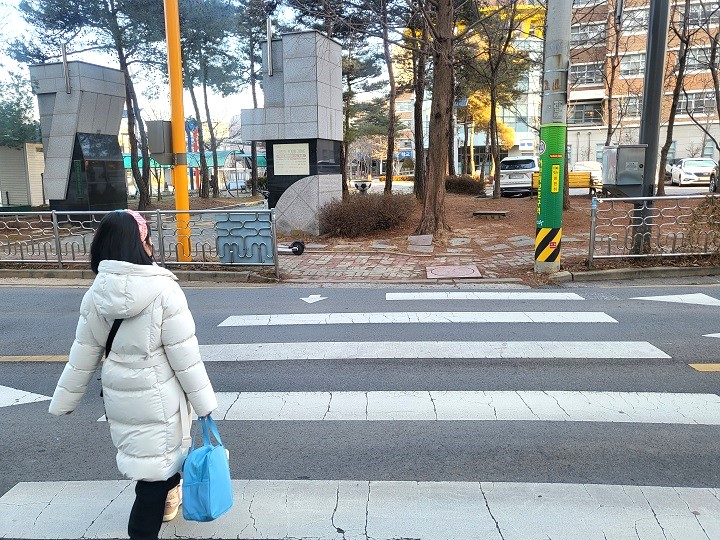 겨울방학에도 학교를 가는 자녀.