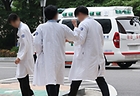 27일 서울 시내 한 대학병원에서 의료진이 이동하고 있다. 2025.6.27 (사진=저작권자(c) 연합뉴스, 무단 전재-재배포 금지)