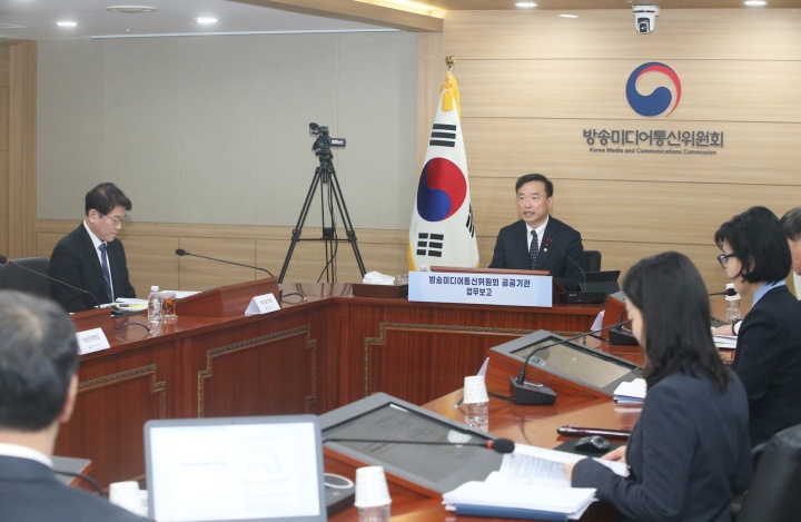 김종철 방송미디어통신위원회 위원장이 12일 정부과천청사에서 한국방송광고진흥공사, 시청자미디어재단을 대상으로 공공기관 업무보고를 진행하고 있다. 2026.1.12 (ⓒ뉴스1, 방송통신미디어위원회 제공, 무단 전재-재배포 금지)