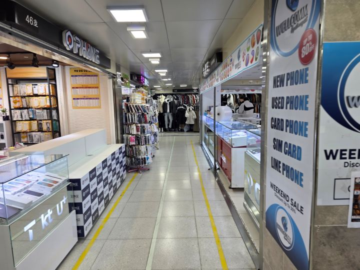 수원역 지하상가의 휴대전화 매장. 내국인보다 외국인의 개통이 특히 많으 ㄴ곳이다.