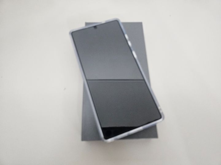 아이와 함께 나의 휴대전화도 바꿨다. 별도의 인증절차는 거치지 않았지만, 오는 3월 말부터는 의무적으로 인증을 거쳐야 한다.