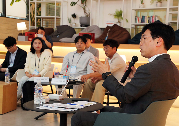 김민재 행정안전부 차관이 '청년마을 대표 간담회'에 참석해 애로사항을 청취하고 향후 지원사항에 관한 의견을 나누고 있다. 2025.9.23 (ⓒ뉴스1, 무단 전재-재배포 금지)
