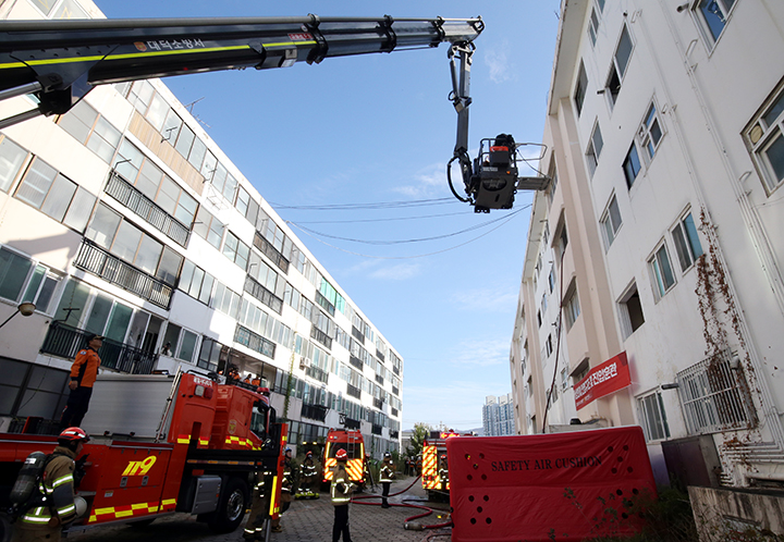 대전 대덕구 홍도동 철거 예정 아파트에서 대덕소방서 소속 소방대원들이 공동주택 가상화재 인명구조 및 진압훈련을 하고 있다. 2024.10.29 (ⓒ뉴스1, 무단 전재-재배포 금지)