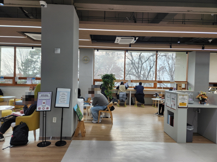 남산도서관 2층에 있는 디지털라운지는 열린공간으로, 누구든 자유롭게 이용할 수 있다.