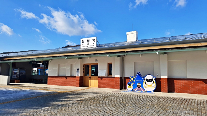 리모델링된 역사와 주변 풍경이 교외선의 '레트로' 분위기를 만든다.