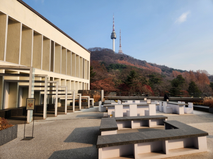남산도서관은 지리적인 조건이 우수하다. 서울의 중앙부인 남산 자락에 위치하여 남산의 자연경관을 누릴 수 있다.