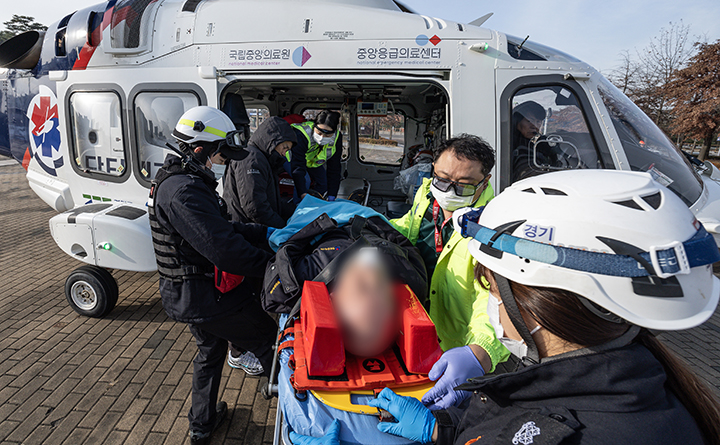 경기도 수원 아주대학교병원 권역외상센터로 닥터헬기가 환자를 이송하고 있다. 2025.1.1 (ⓒ뉴스1, 무단 전재-재배포 금지)