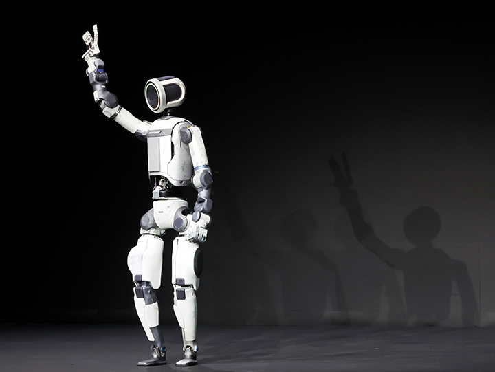 세계 최대 가전·정보기술(IT) 전시회 'CES 2026' 개막을 하루 앞둔 지난 5일(현지시간) 미국 네바다주 라스베이거스 만달레이베이에서 열린 현대차그룹 프레스 컨퍼런스에서 휴머노이드 로봇 아틀라스가 관객들에게 인사하고 있다.(ⓒ뉴스1, 무단 전재-재배포 금지)