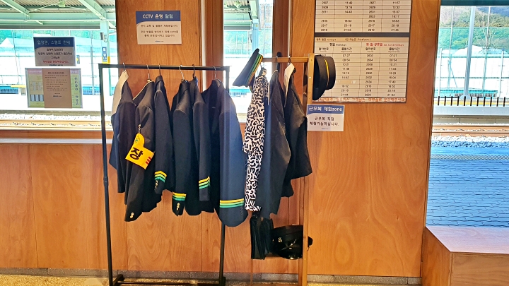 직접 입어보며 '레트로 철도'를 몸으로 느낄 수 있었다.