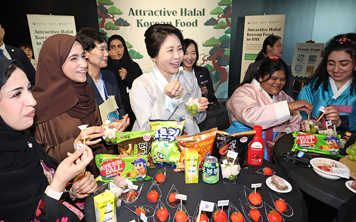 이재명 대통령과 아랍에미리트(UAE)를 국빈 방문 중인 김혜경 여사가 19일(현지시간) 아부다비 주UAE한국문화원에서 열린 할랄 K-푸드 홍보행사에서 참석자들과 한국 과자를 맛보고 있다. 2025.11.19 (사진=저작권자(c) 연합뉴스, 무단 전재-재배포 금지)