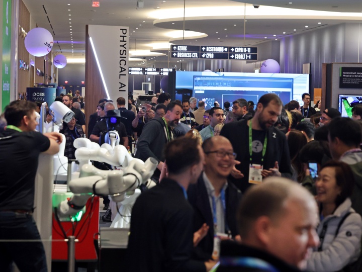 세계 최대 IT(정보기술)&middot;가전 전시회 'CES 2026' 개막 이틀차인 7일(현지시간) 미국 네바다주 라스베이거스 퐁텐블로 호텔에 마련된 엔비디아 전시장 '피지컬AI관'에서 관람객들이 제품을 살펴보고 있다. 2026.1.8. (ⓒ뉴스1, 무단 전재-재배포 금지)