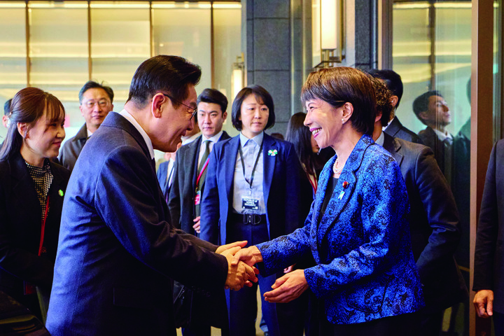 이재명 대통령이 1월 13일 한일 정상회담에 앞서 숙소로 영접 나온 다카이치 사나에 총리와 악수하고 있다.