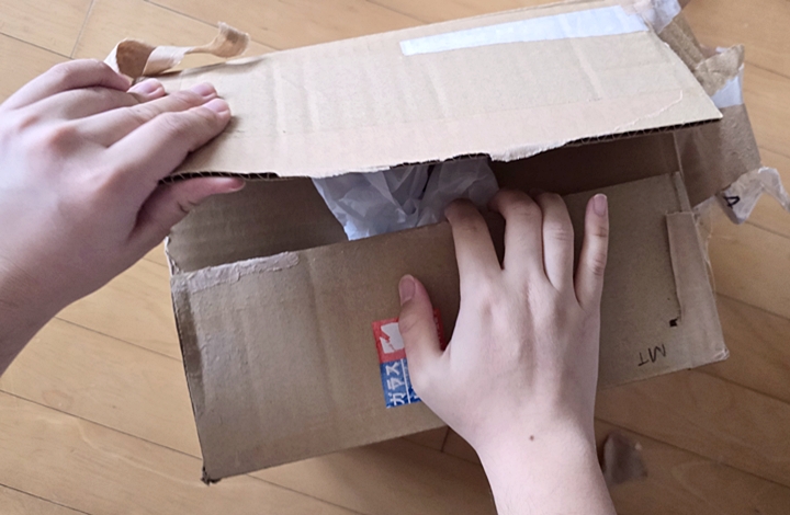 안전하게 배송된 해외소포를 열어보고 있다.