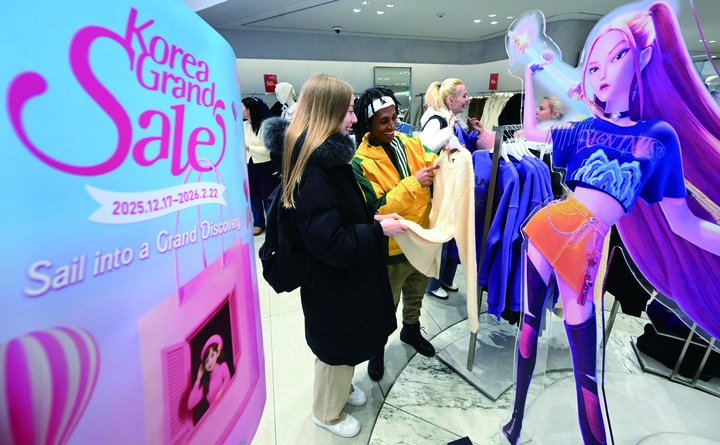 서울 중구 명동의 한 의류매장에서 외국인 관광객이 '케이팝 데몬 헌터스' 협업 상품을 살펴보고 있다.