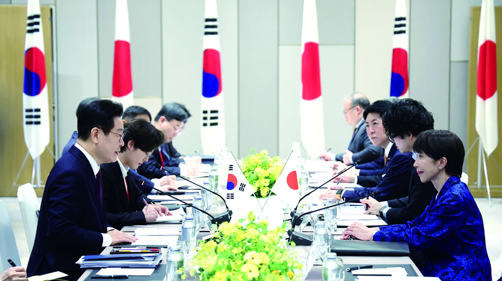 이재명 대통령과 다카이치 사나에 일본 총리가 1월 13일 일본 나라현 회담장에서 정상회담을 하고 있다.