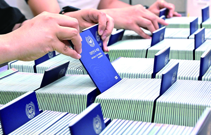 3월부터 20년 만에 모든 여권 발급 수수료가 2000원 인상된다.