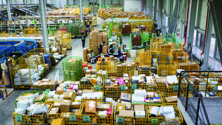 2025년 11월 20일 인천공항본부세관에서 해외직구 물품들을 살펴보는 모습.