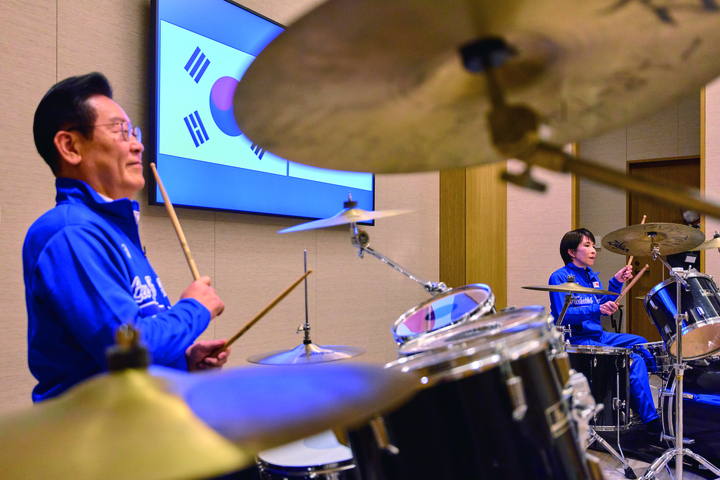 이재명 대통령이 다카이치 사나에 일본 총리와 1월 13일 일본 나라현 회담장에서 푸른색 유니폼을 입고 즉석 드럼 합주를 선보이고 있다.